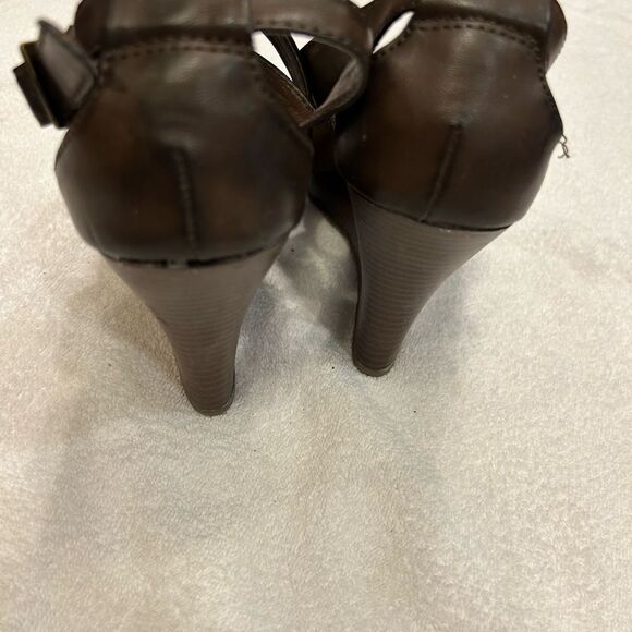 Old Navy Brown Leather Sandals with Crisscross Straps - Picture 3 of 5